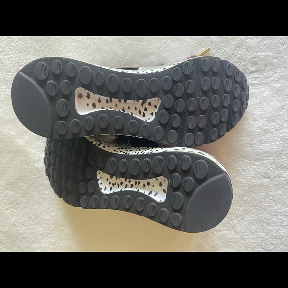 Sneakers - Picture 2 of 6